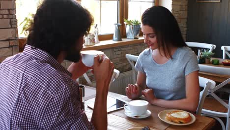 una pareja tomando café en una cafetería.