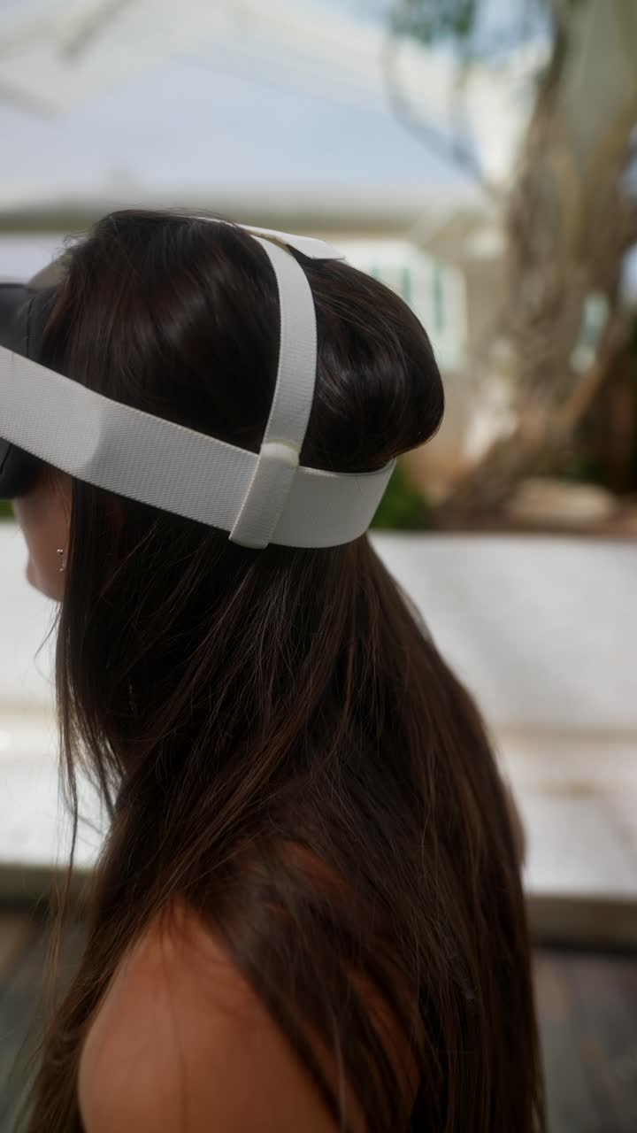 공원에서 가상 현실을 경험하는 여성