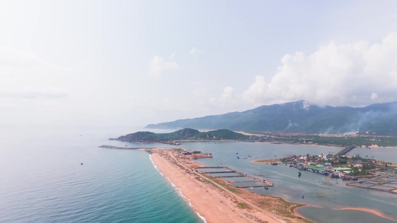 Parlak gün ışığı, Vietnam'ın Bien Lo Quang bölgesinin güzel kıyı şeridini gösteriyor. Hava görüntüleri suyu ve karayı yakalayarak limanı ve çevresindeki alanları vurguluyor