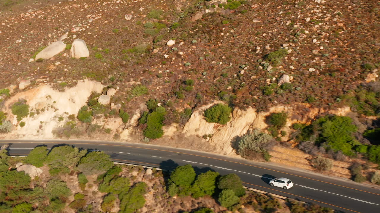 남아프리카공화국 오데크랄에 있는 빅토리아 도로를 따라 여행하는 흰색 자동차의 조감도