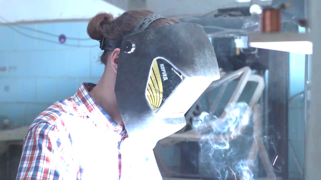 persona soldadora en un taller