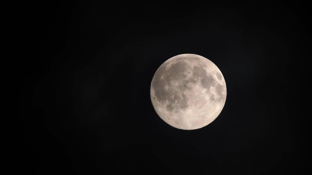 Nuvens passando pela lua cheia, filmagem em tempo real.