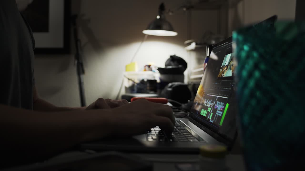 persona que edita videos y trabaja duro con poca luz