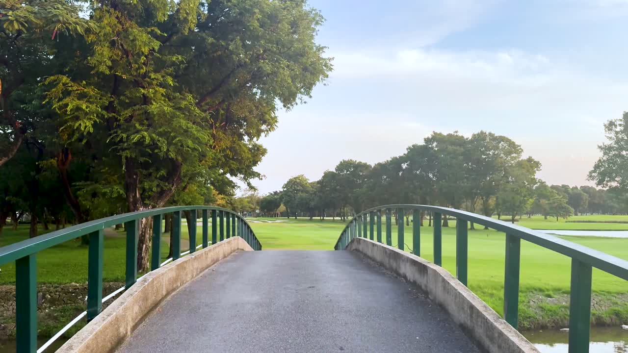 다리 와 울창 한 골프장 의 풍경