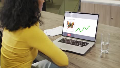 mujer de negocios afroamericana usando una computadora portátil para llamadas de video con procesamiento de datos