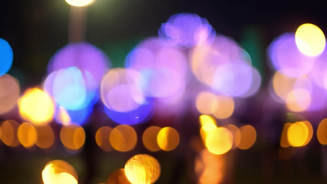 un evento nocturno con luces borrosas y personas