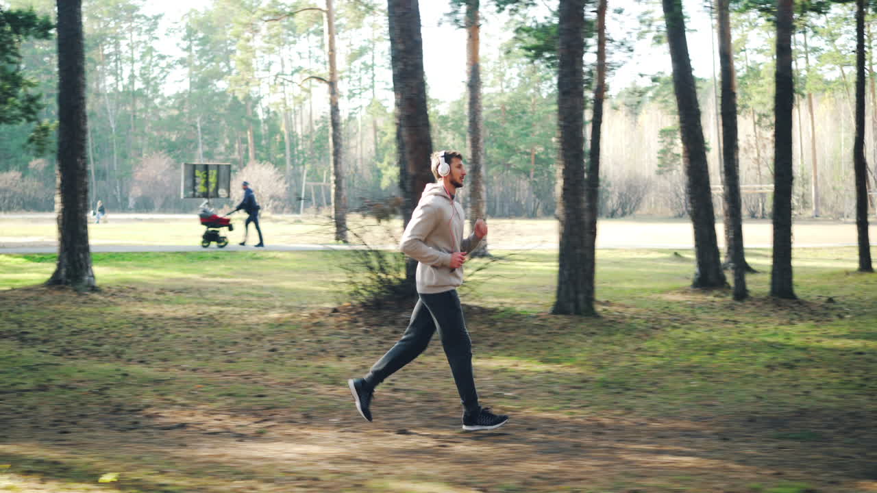 남자는 공원에서 실행
