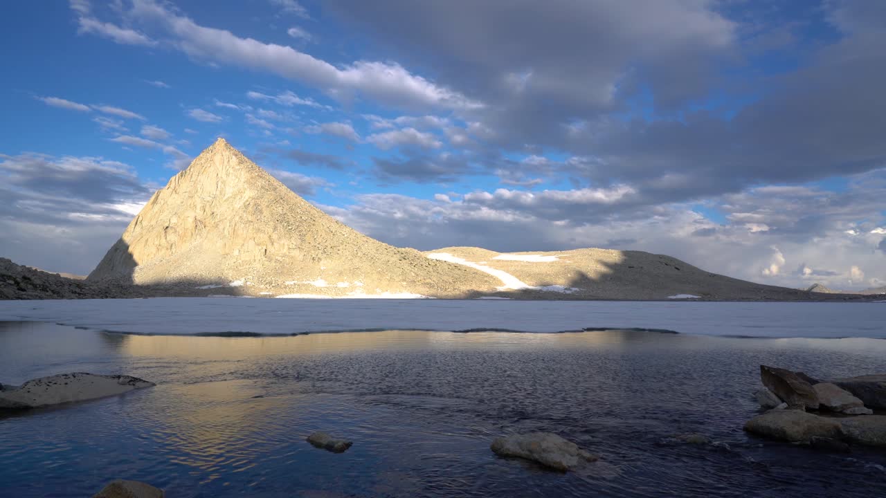 깨끗한 높은 시에라 호수 1의 고산 반사