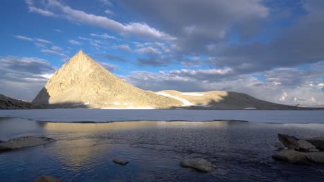 Reflejos-Alpinos-En-Un-Prístino-Lago-De-Sierra-Alta-1