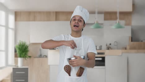 feliz chef profesional indio contando la receta