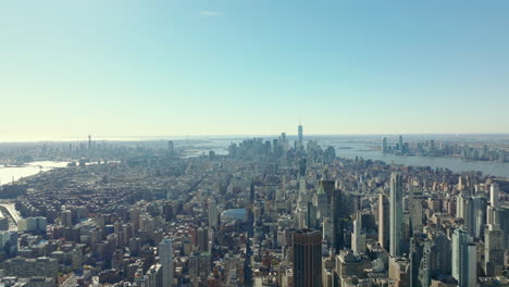 Aerial-panoramic-view-of-cityscape.-Skyline-with-downtown-skyscrapers-in-Financial-District-in-background.-Manhattan,-New-York-City,-USA