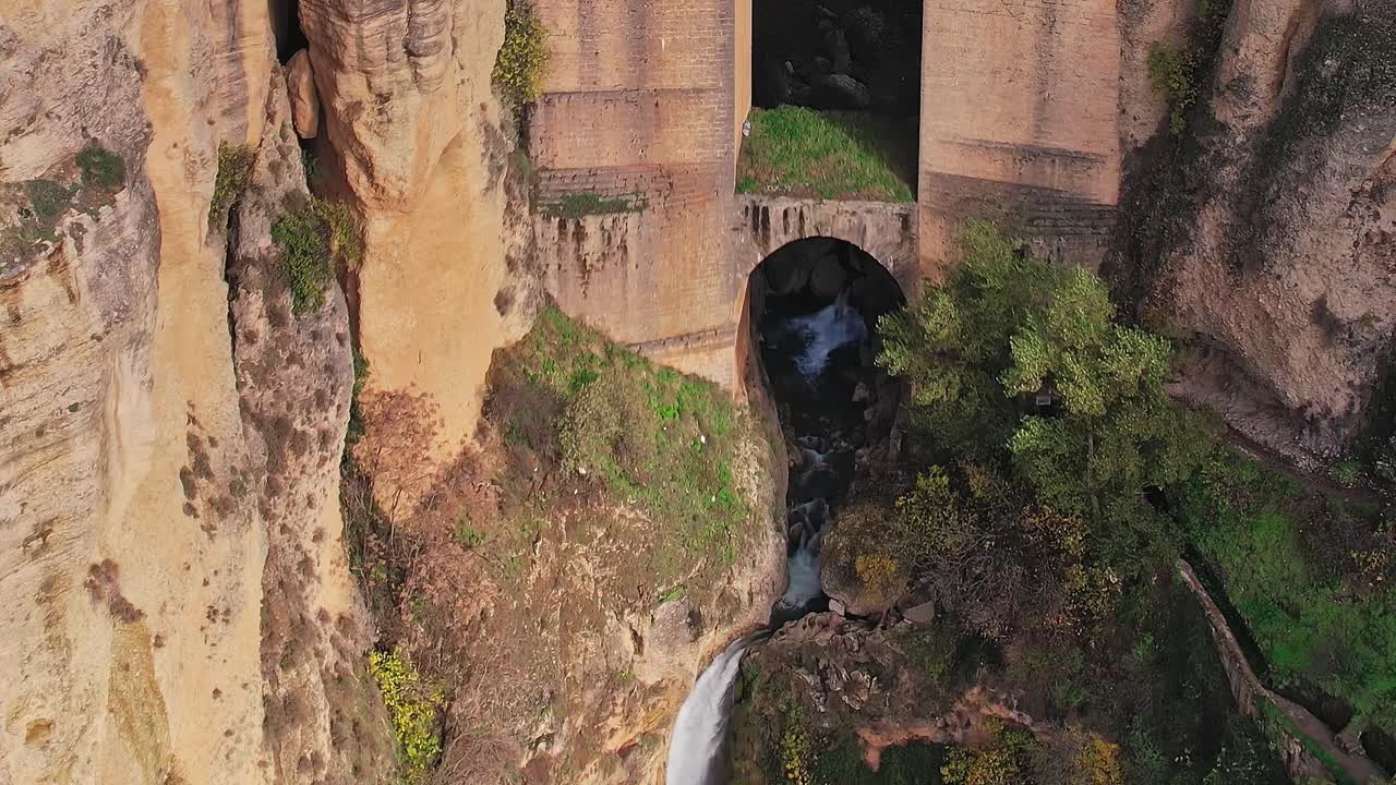 Explorar el puente y el río en Málaga, España, rodeado de acantilados