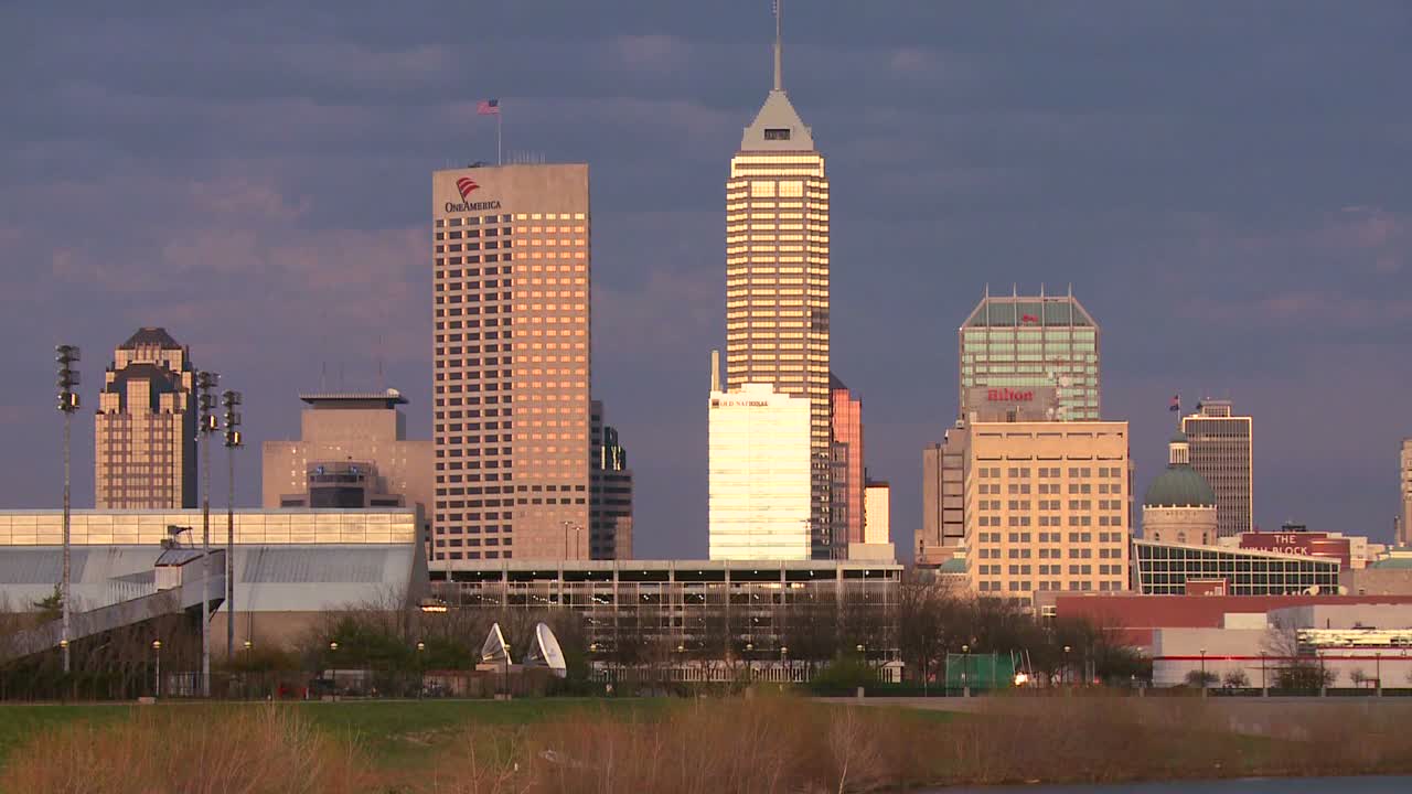 백강 1을 따라 황혼에 인디애나폴리스의 도시