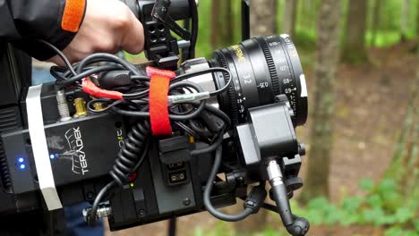 filmación en el bosque con equipo de cámara profesional