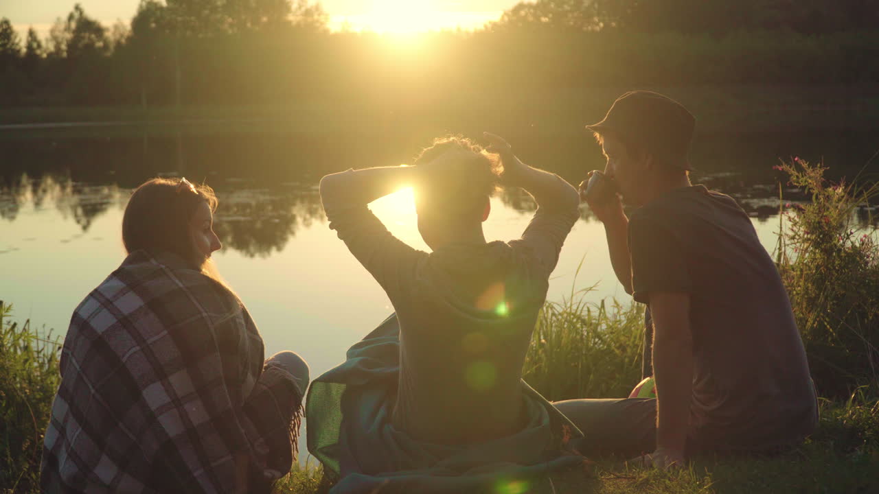흥미로운 하루 후 젊은 관광객들이 인상을 교환합니다. 젊은이들이 휴식을 취하고 있습니다.