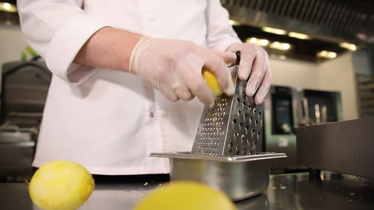 El chef está picando un limón.