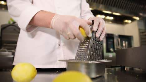 el chef está picando un limón.