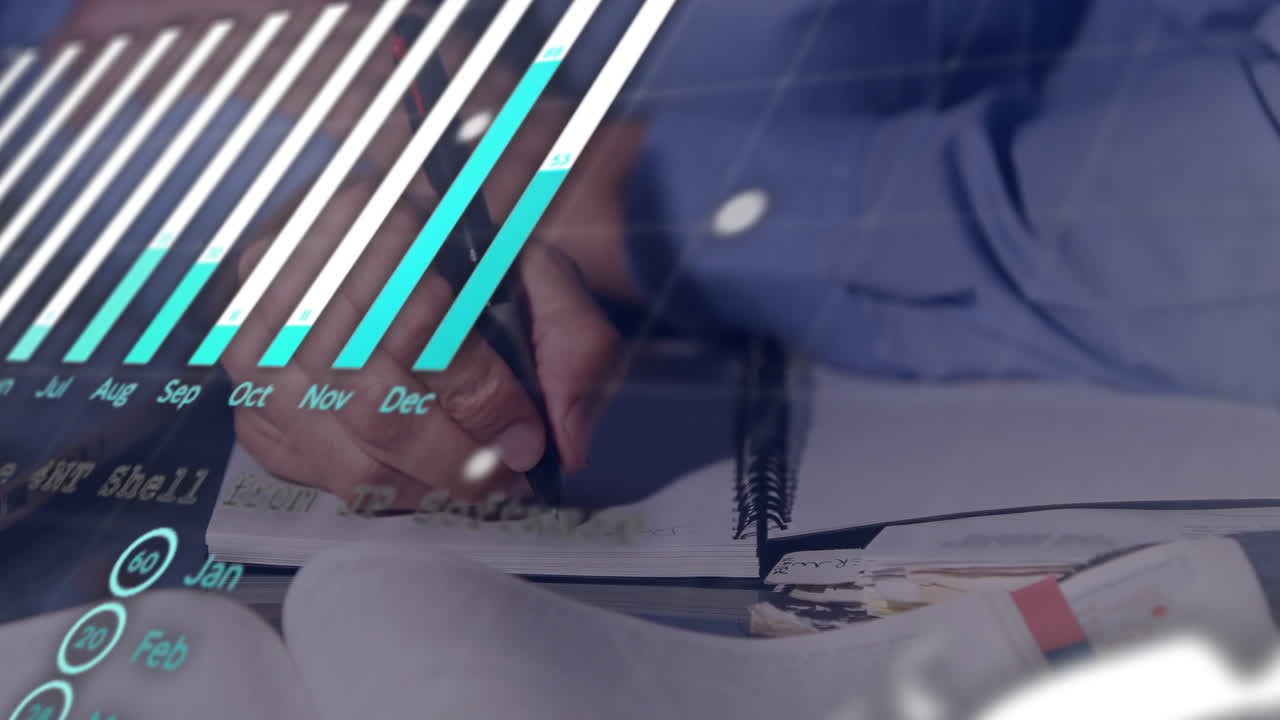 animación del procesamiento de datos financieros sobre las manos de un empresario caucásico tomando notas en la oficina