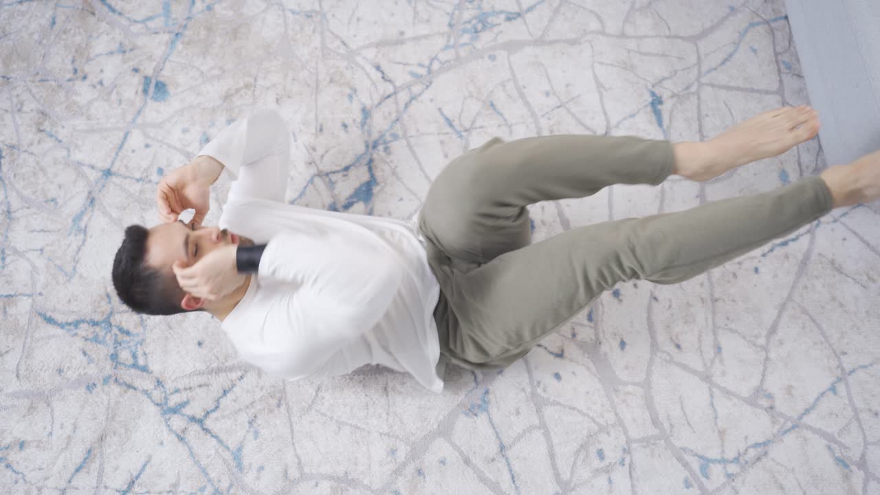 бодибилдер, делающий твист, один из тренировок брюшной полости дома.