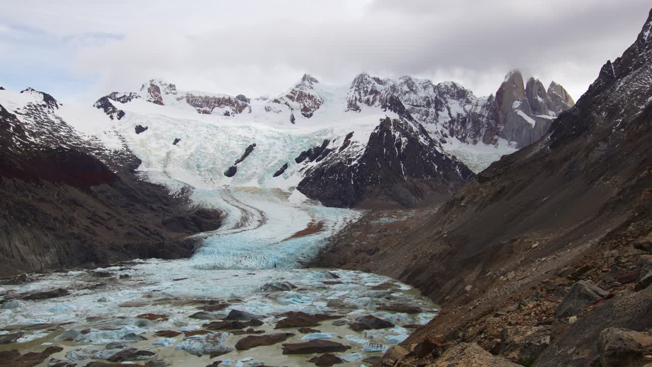 Vista della catena montuosa del Cerro Torre e del ghiacciaio con lago