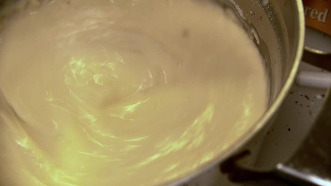 diluir una mezcla espesa y homogénea con agua y mezclar con una cuchara