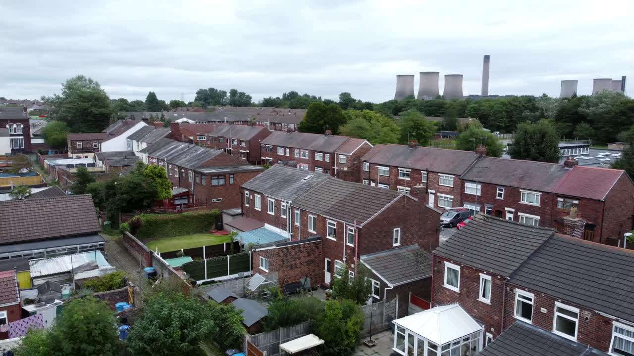 Luftfoto af et britisk industrielt boligkvarter med et kraftværk, forstadshuse og gader, der falder ned til en lav vinkel.