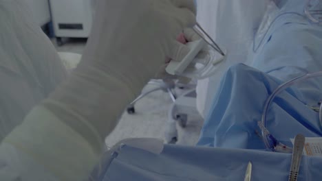 personal médico de la unidad de operación hace cirugía cardíaca la enfermera ayuda en la realización de la operación