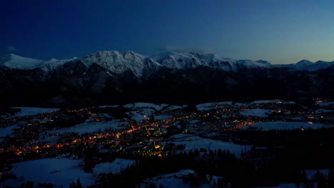 Der-Ferienort-Zakopane-Wird-Im-Winter-Nachts-Am-Fuße-Des-Tatra-Gebirges-In-Polen-Beleuchtet