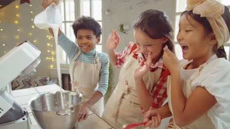 Niños-Cocinando-Y-Divirtiéndose-En-Una-Clase-Magistral-Culinaria