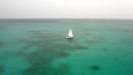 vista aérea del velero en el mar tropical abierto navegando hasta el horizonte, disparo de drones