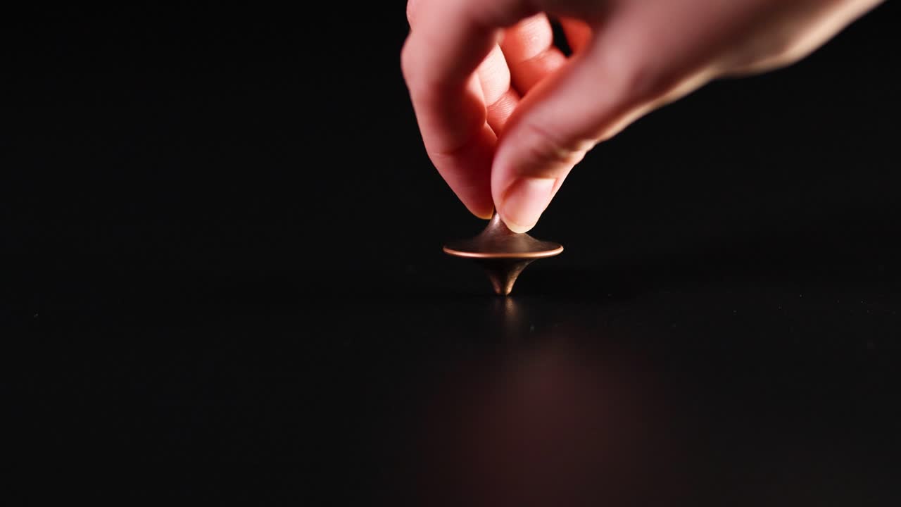 표면에 꼭대기를 회전하는 손