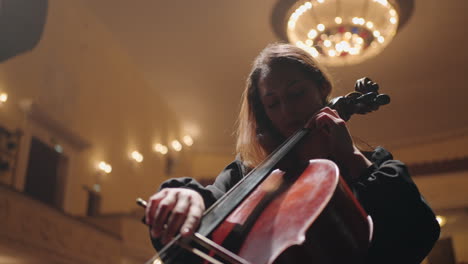 Schöne-Cellistin-Vor-Ort-Des-Opernhausabendkonzerts-Mit-Klassischer-Musik