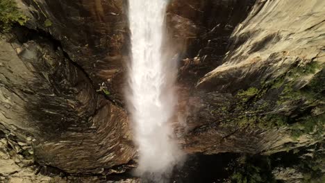 Capture-Las-Cascadas-De-Yosemite-Con-Tomas-De-Zoom,-Aéreas-Y-Cinematográficas-Con-Drones.