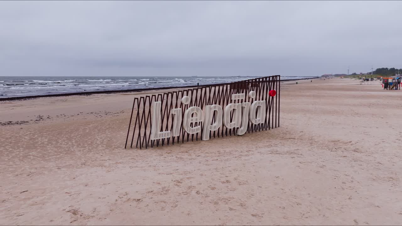 Liepaja'nın önemli bir seyahat noktasını gösteren sinematik açılış uçuşu, yumuşak bulutlu ışık