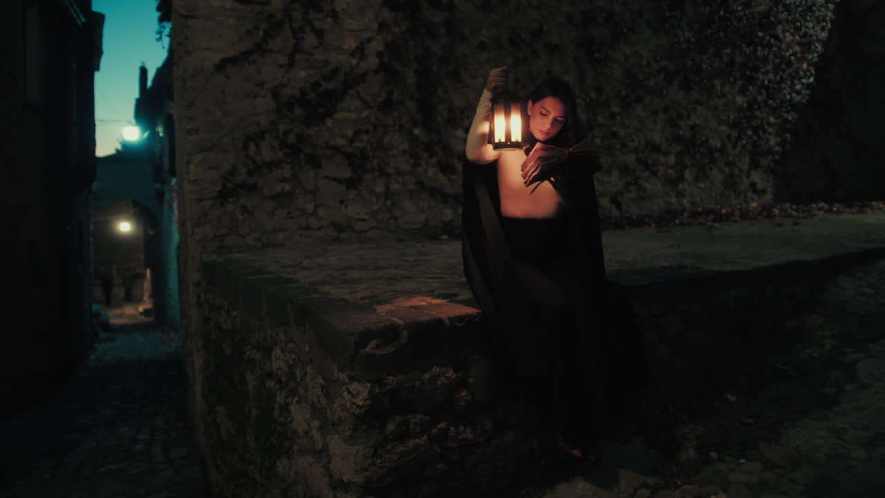 Donna con una lanterna legge un libro di notte per le strade della città misteriosa
