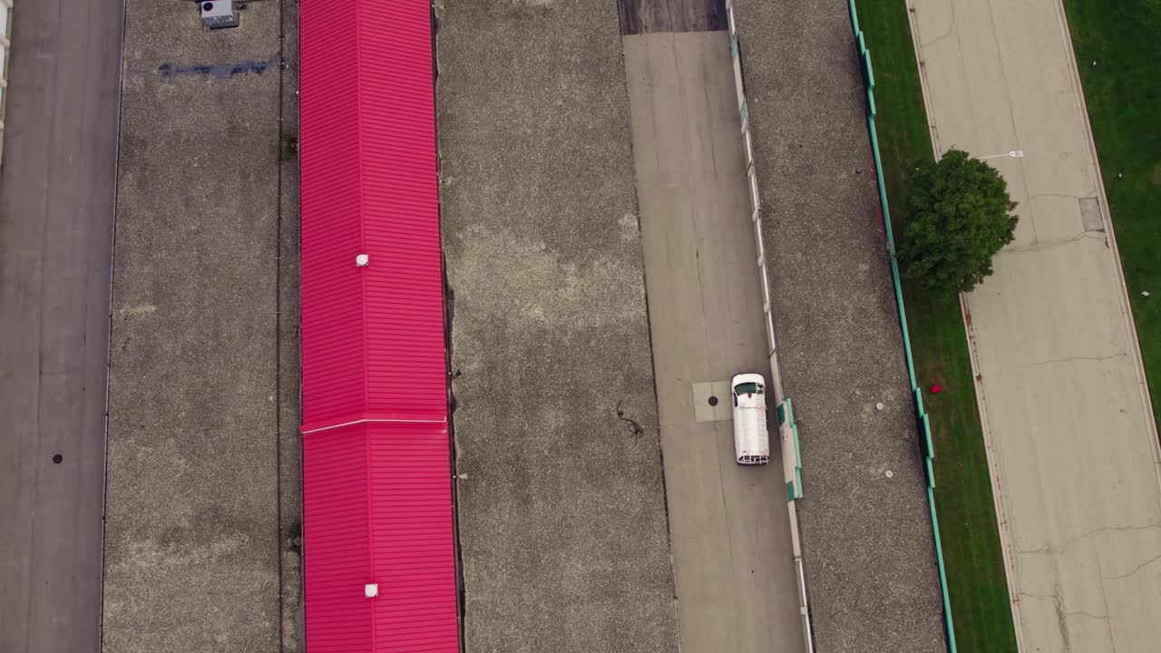 임대 공공 스토리지 구역과 주차 된  ⁇  밴의  ⁇  뷰