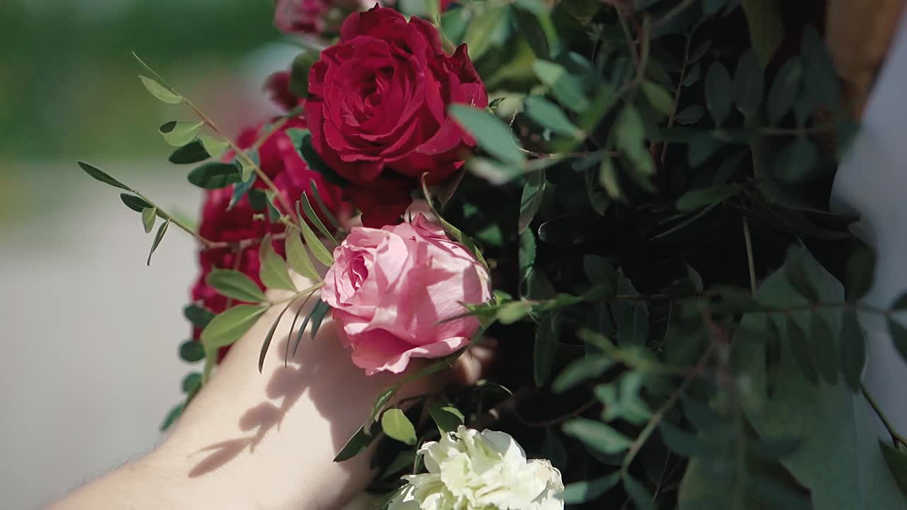 젊은 소녀 는 신혼 부부 의 결혼식 전 에 꽃 으로 아치 를 장식 한다