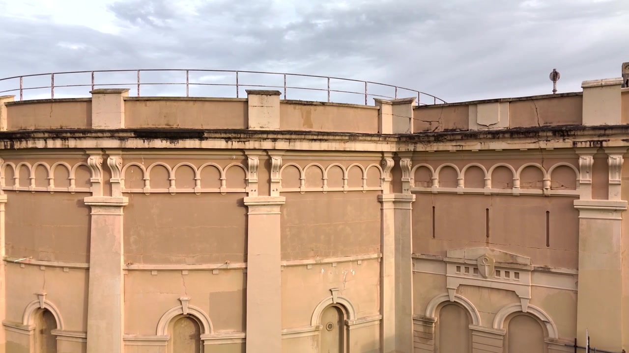 O Reservatório Waverley é um tanque de água ricamente decorado do início do século XX nos subúrbios orientais de Sydney, Austrália, perto da Praia de Bondi. A câmera orbita o edifício no sentido horário.