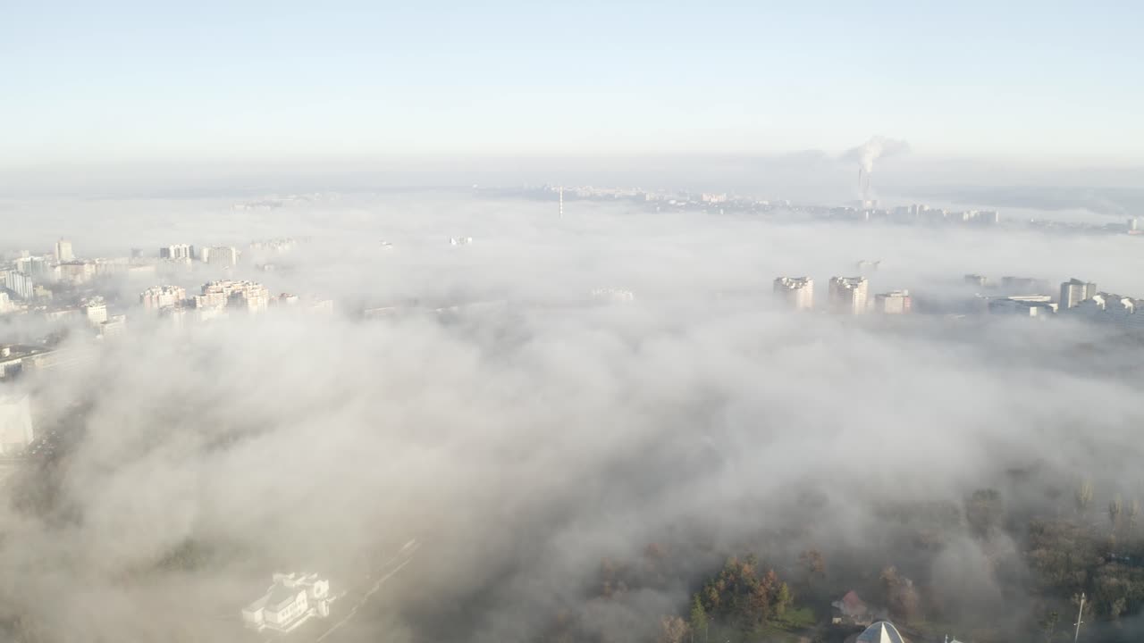 안개, 먼지, 대기 오염으로 뒤덮인 키시나우, 몰도바의 드론 샷