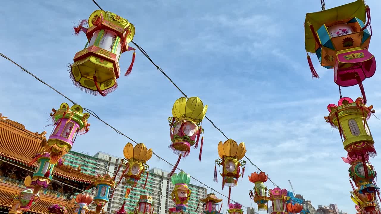 linternas vibrantes colgando en un templo de hong kong