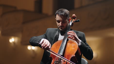 El-Hombre-Toca-El-Violonchelo-En-La-Sala-De-Conciertos.-Retrato-De-Violonchelista-En-La-Antigua-ópera-O-Sala-Filarmónica.