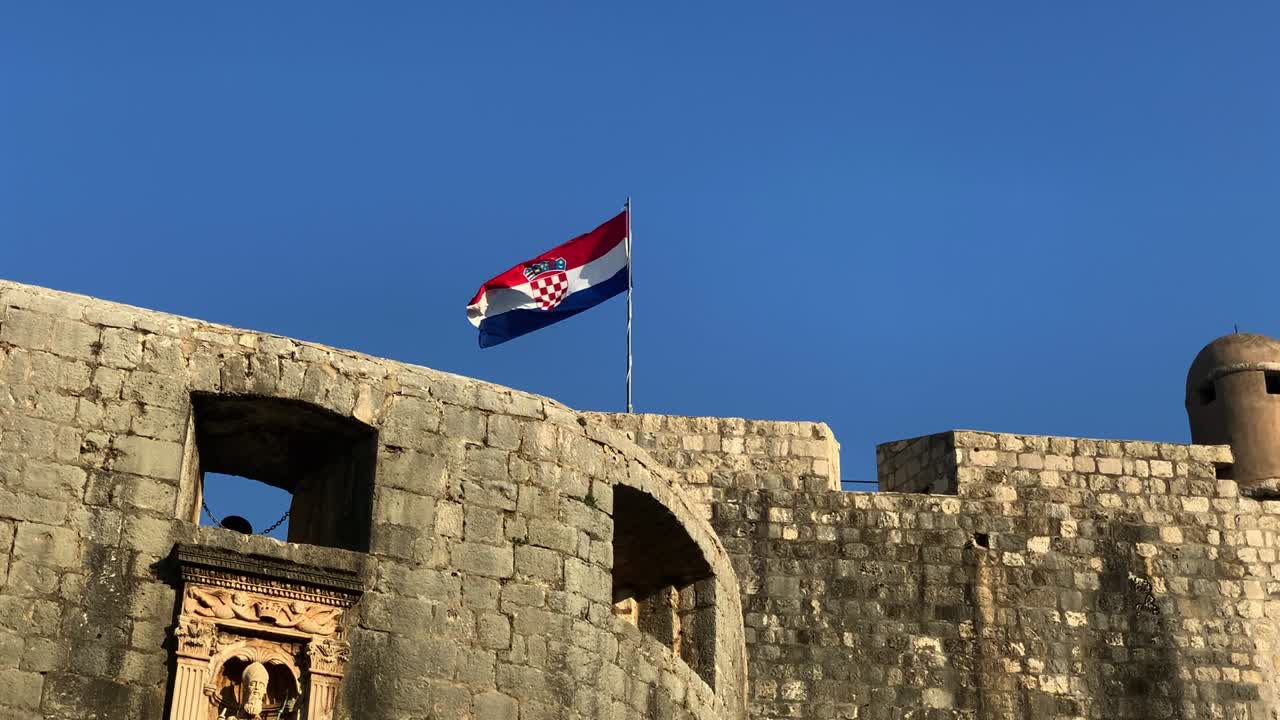 Bandiera della Croazia che sventola sulla cima delle Mura della Città Vecchia di Dubrovnik, famosa location delle riprese di Game Of Thrones
