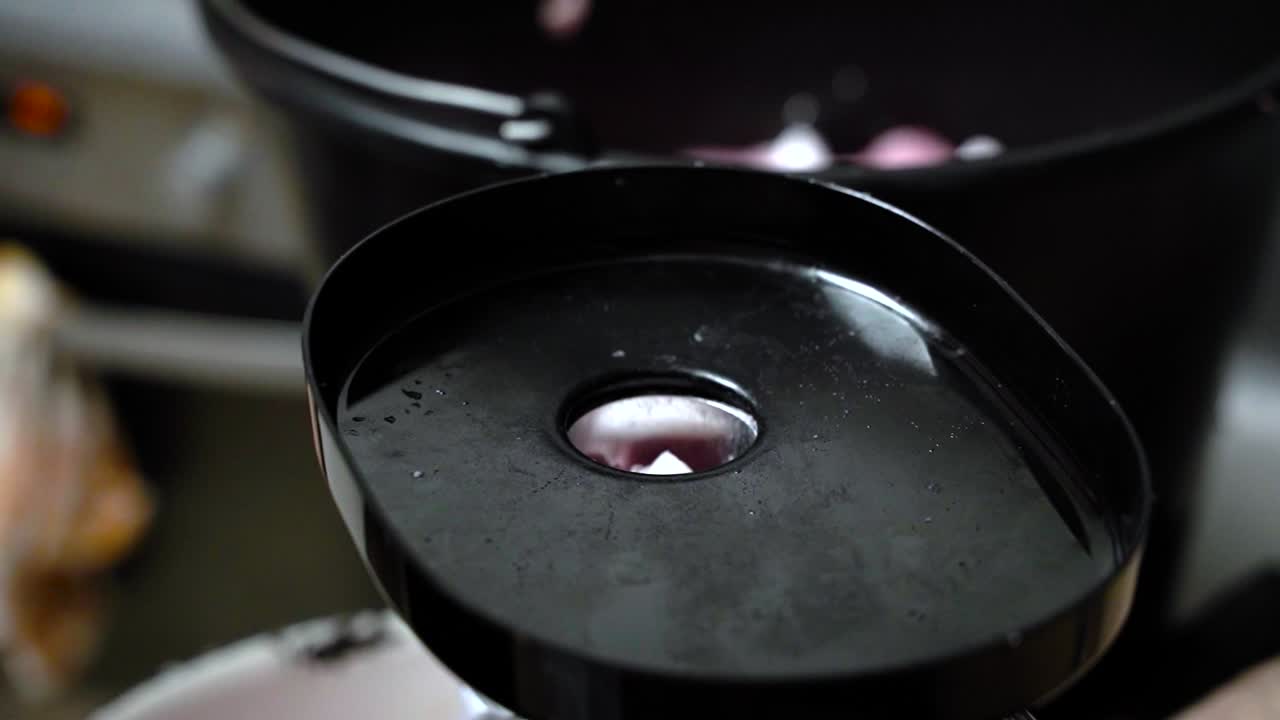 느린 동작으로 커틀릿을 위한 전기 분쇄기의 뼈 없는 생 돼지고기 조각