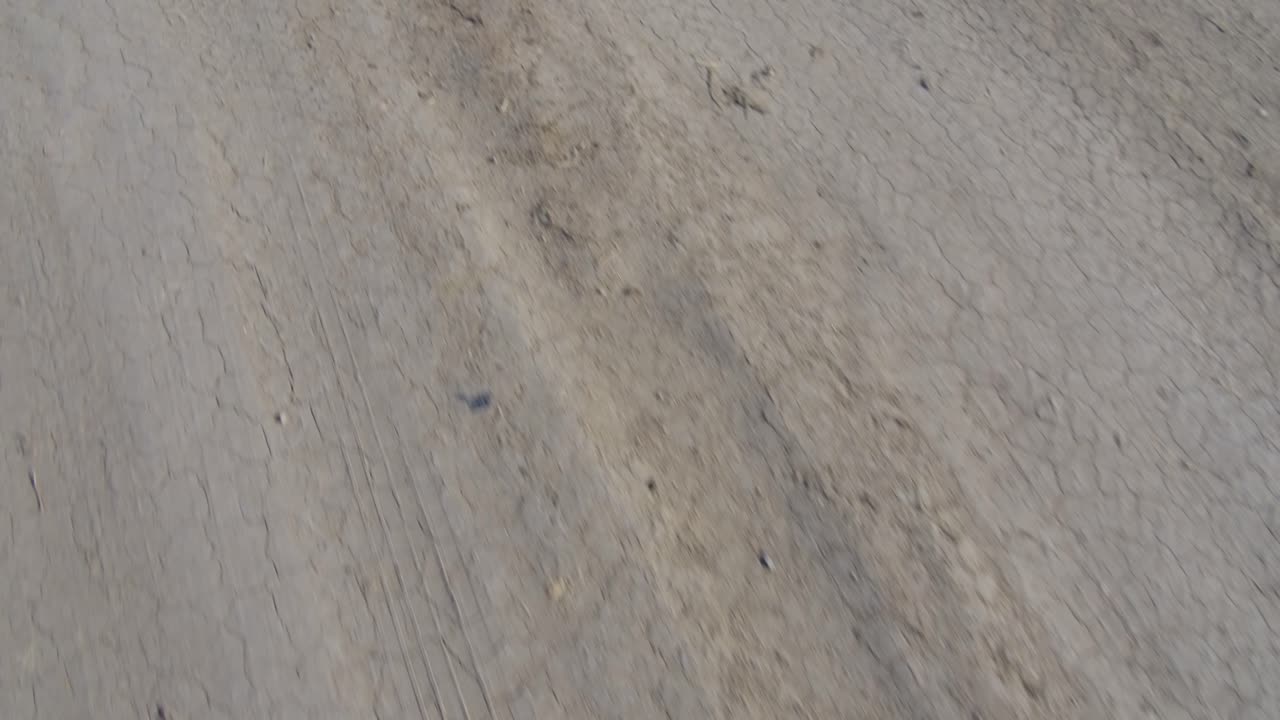 건조하고 먼지가 많은 비포장 도로