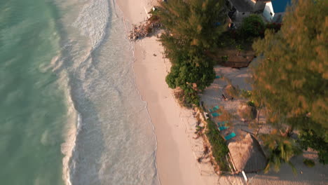 Vista-Aérea-De-La-Playa-De-Zanzíbar-Con-Pueblo-Costero-Al-Amanecer.