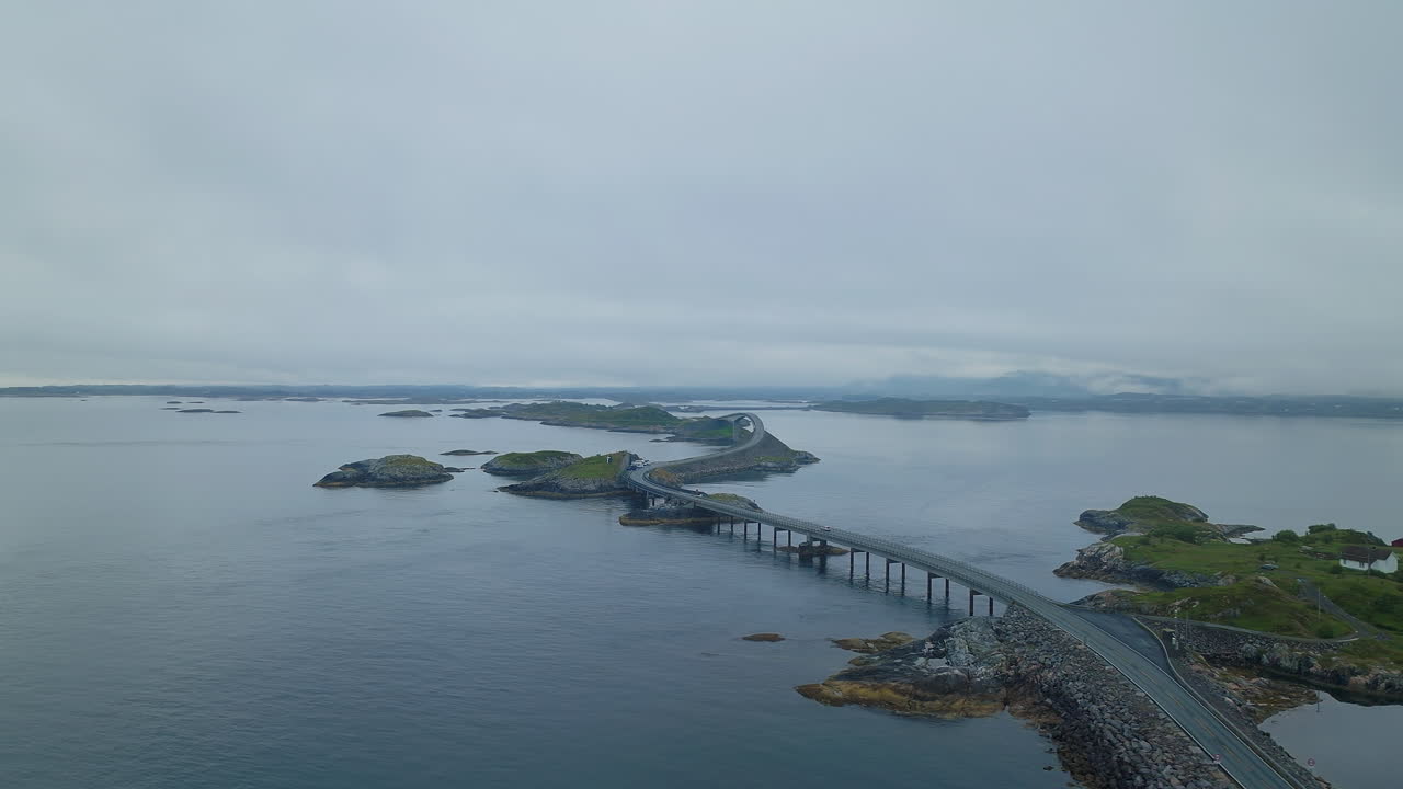 Veduta aerea panoramica della Strada dell'Oceano Atlantico con cielo coperto in Norvegia.