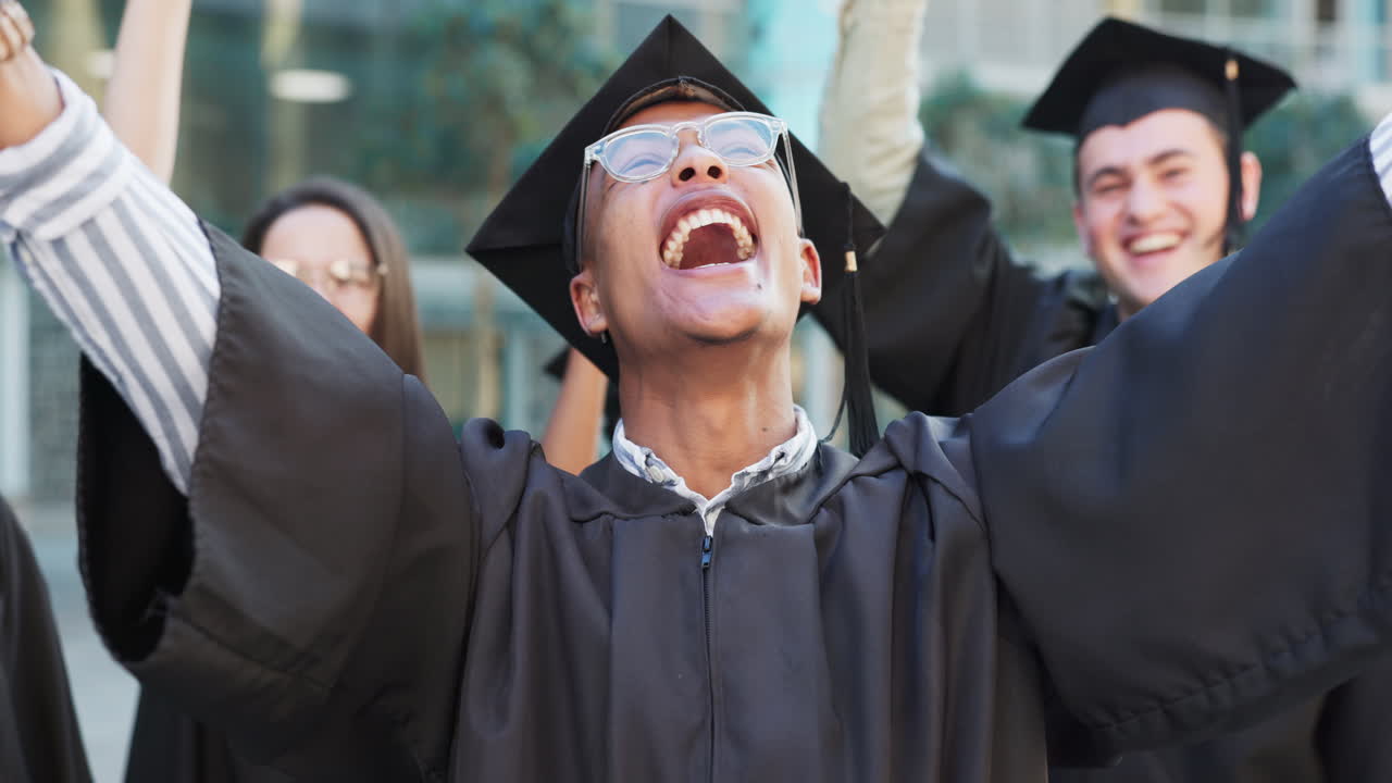 graduación, aplausos o cara de hombre feliz en el campus