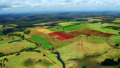 Vista-Panorámica-De-Campos-Coloridos-En-El-Campo-De-Las-Mesetas-De-Atherton,-Queensland,-Australia---Toma-Aérea-De-Drones