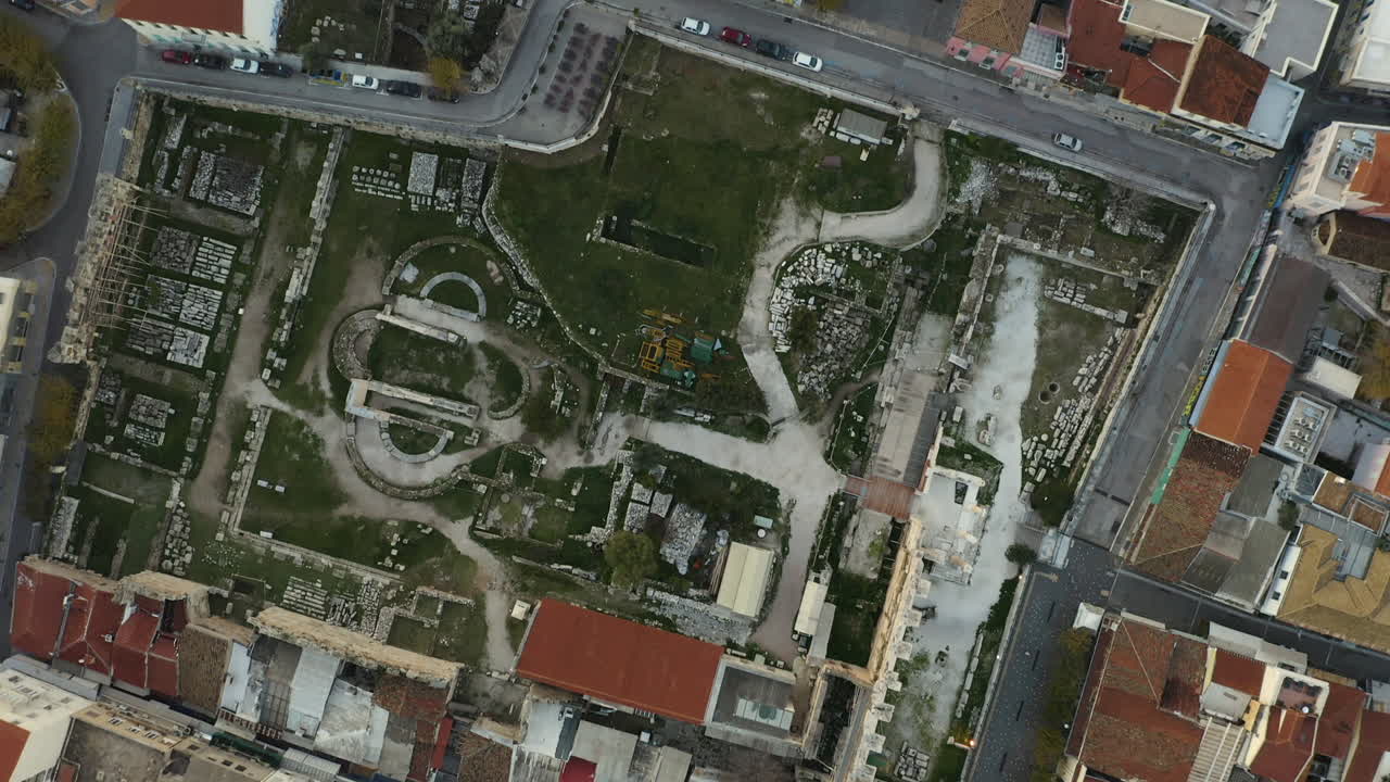 vista aérea de arriba hacia abajo de monastiraki atenas, grecia