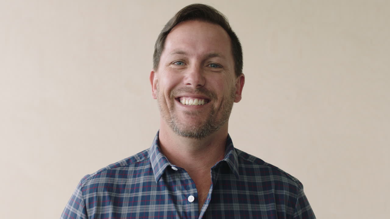 retrato de cerca de un empresario exitoso riendo satisfacción hombre de negocios